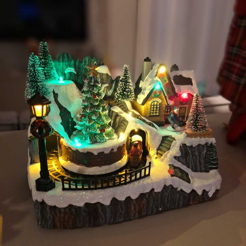 Vila Natalina com Luz e Som e Trenzinho Giratório – 19x22 cm (Pilhas ou Energia)